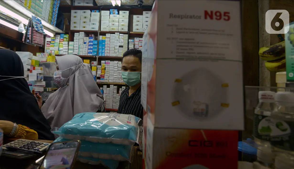Pedagang melayani pembeli di salah satu toko penjualan masker di Pasar Pramuka, Jakarta Timur, Rabu (4/3/2020). Polda Metro Jaya menggelar sidak di Pasar Pramuka untuk menyikapi lonjakan harga dan kelangkaan masker di pasaran terkait virus corona atau COVID-19. (merdeka.com/Imam Buhori)