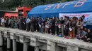 Keluarga dan warga berdoa untuk penumpang yang hilang dari kecelakaan KM Sinar Bangun di Danau Toba di Pelabuhan Tigaras, Sumatra Utara, Indonesia (21/6). KM Sinar Bangun tenggelam pada Senin (18/6) sore. (AFP Photo/Ivan Damanik)