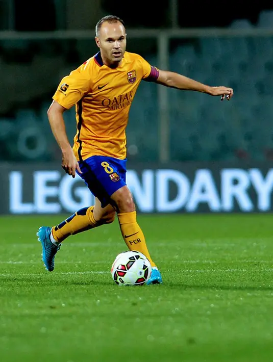 Andres Iniesta mengontrol bola saat bertanding melawan Fiorentina pada ajang International Champions Cup (ICC) 2015 di Stadio Artemio Franchi, Senin (3/8/2015). Fiorentina menang atas Barcelona dengan Skor 2-1. (AFP PHOTO/TIZIANA FABI)
