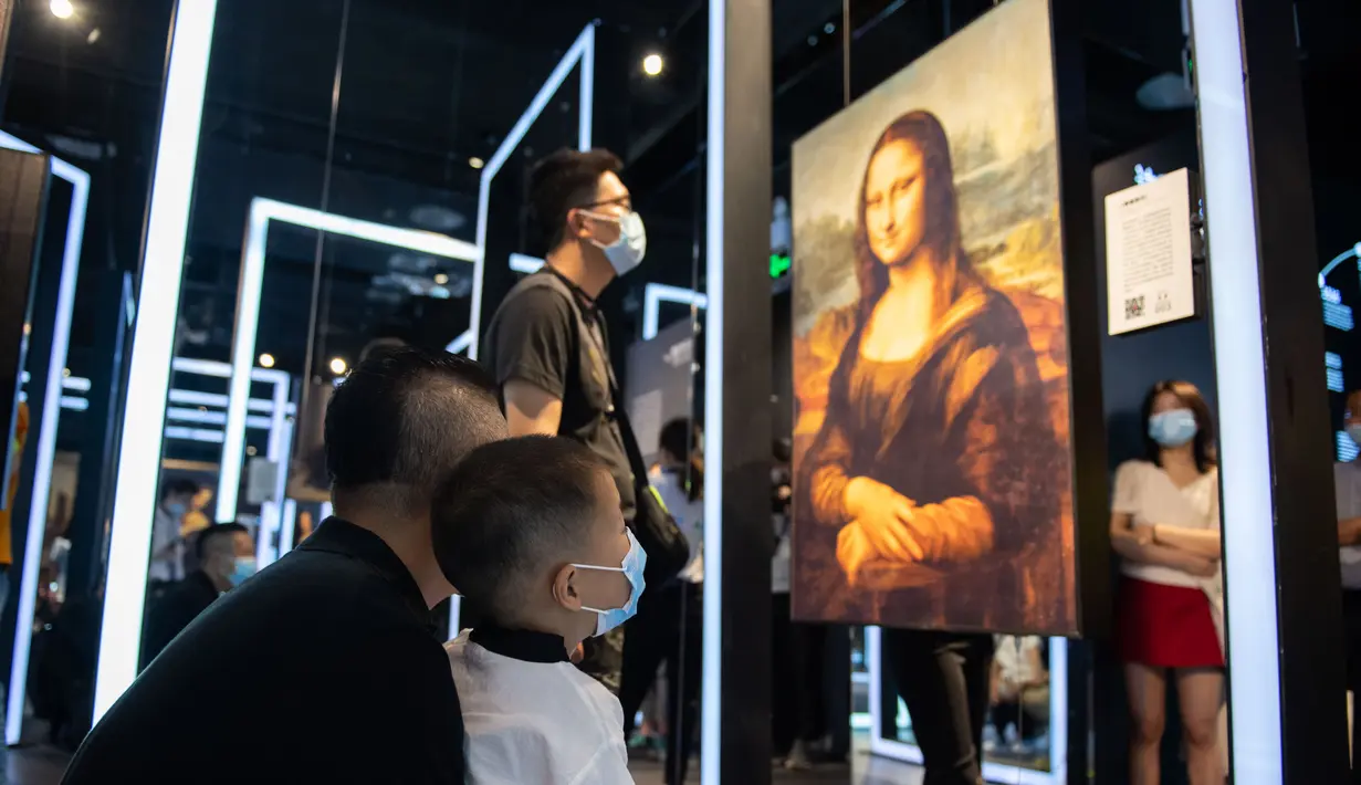 Sejumlah pengunjung melihat replika lukisan terkenal ‘Mona Lisa’ karya Leonardo da Vinci dalam sebuah pameran seni bertajuk Tribute to da Vinci yang digelar di gedung Changsha IFS, Changsha, Provinsi Hunan, China, Senin (4/5/2020). (Xinhua/Chen Sihan)