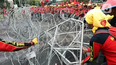Pengunjuk rasa  menggelar demonstrasi di depan gedung DPR RI, Senayan, Jakarta, Selasa (14/3/2023). Unjuk rasa yang diikuti serikat buruh, mahasiswa, dan petani itu menuntut pemerintah untuk segera mencabut Peraturan Pemerintah Pengganti Undang-Undang (Perppu) Nomor 2 Tahun 2022 tentang Cipta Kerja. (Liputan6.com/Johan Tallo)