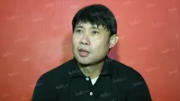 Eduard Tjong saat diumumkan sebagai pelatih Timnas U-19 di Kantor PSSI, Jakarta, Jumat (15/7/2016). Timnas U-19 akan berlaga dalam turnamen Piala AFF U-19 di Vietnam pada September mendatang. (Bola.com/Arief Bagus)