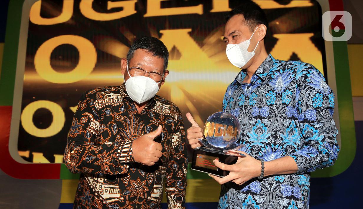 Plant Manager PT Robert Bosch Automotive Indonesia Akhmad Darsono (kanan) berbincang dengan Dirjen Industri Kimia, Farmasi dan Tekstil Kemenperin Muhammad Khayam seusai Penganugerahan INDI 4.0 Award 2021 di Kementerian Perindustrian, Jakarta, Kamis (2/12/2021). (Liputan6.com/HO/Bosch)