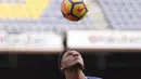 Bek anyar Barcelona, Yerry Mina menyundul bola saat perkenalannya dengan para fans Blaugrana di Stadion Camp Nou, Barcelona, Spanyol, Sabtu (13/1). Barcelona menyelesaikan proses transfer Yerry Mina dari Palmeiras pada Kamis (11/1). (Pau Barrena / AFP)
