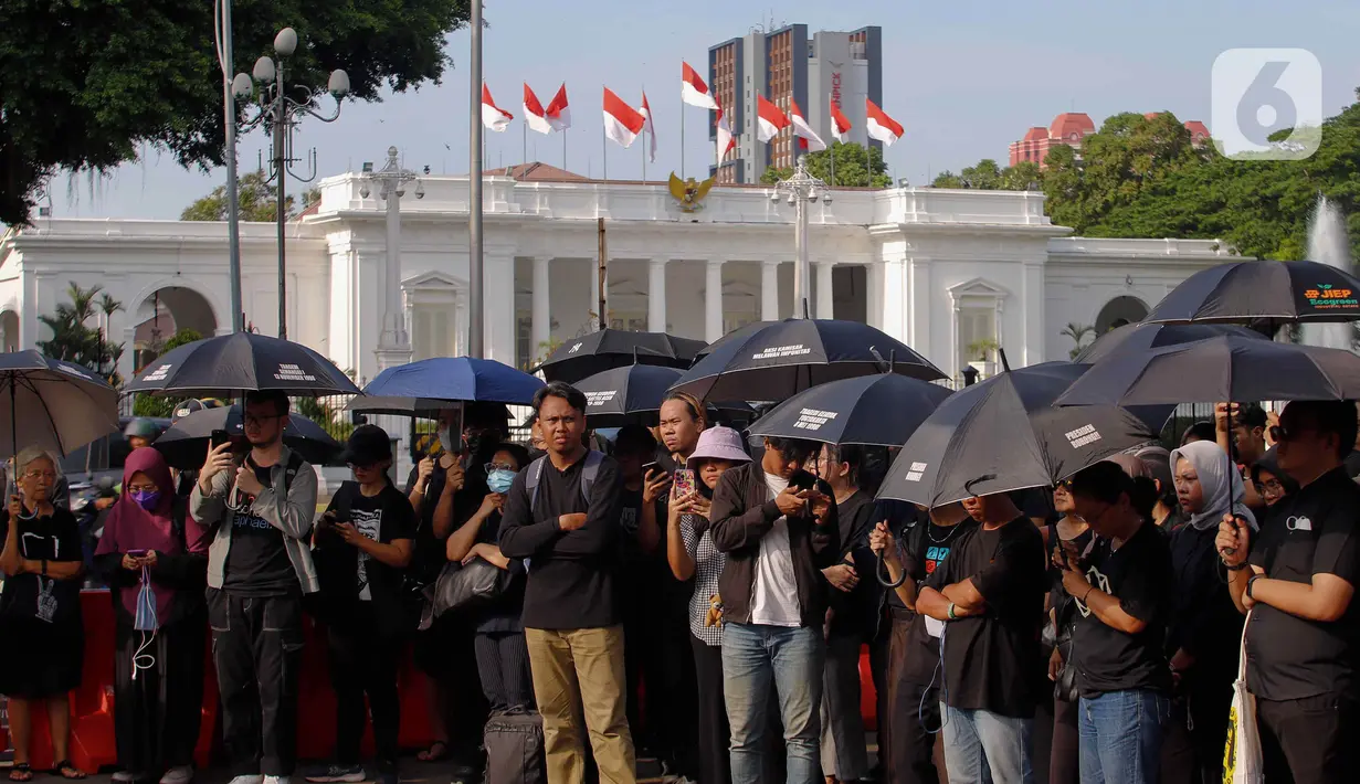 Para aktivis juga meminta Presiden Joko Widodo membuktikan janjinya dalam penuntasan pelanggaran berat HAM secara berkeadilan. (Liputan6.com/Herman Zakharia)