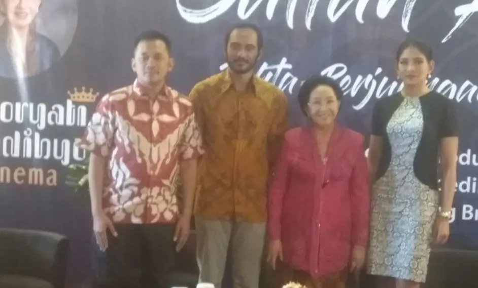 Mooryati Soedibyo bersama para pendukung film Sultan Agung. (Henry/Bintang.com)