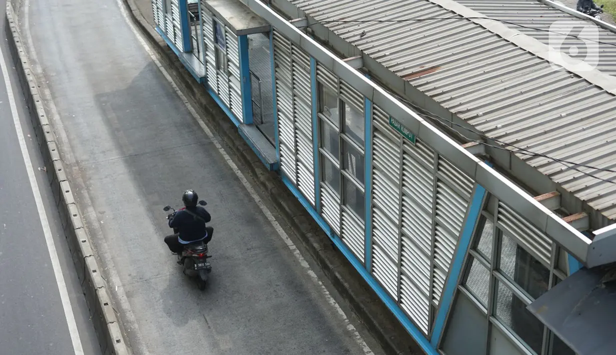 Pengendara sepeda motor menerobos jalur bus transjakarta di kawasan Pasar Rumput, Jakarta, Kamis (25/6/2020). Minimnya penindakan selama PSBB menyebabkan sebagian pemotor nekat masuk ke jalur khusus bus transjakarta tersebut. (Liputan6.com/Immanuel Antonius)