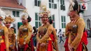 Penari bersiap menampilkan tarian daerah saat pagelaran Hari Tari Sedunia di kawasan Taman Fatahillah, Kota Tua, Jakarta, Sabtu (6/5/2023). (Liputan6.com/Angga Yuniar)