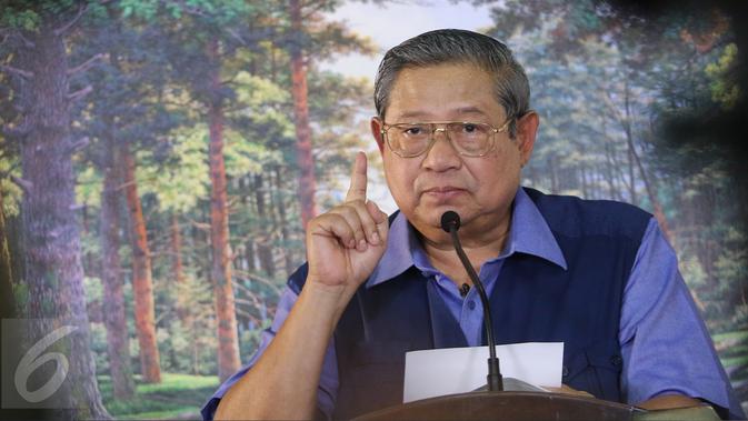Ketua Umum Partai Demokrat Susilo Bambang Yudhoyono (SBY), menggelar jumpa pers di Cikeas, Bogor, Rabu (2/11). Presiden ke-6 RI itu menyampaikan tanggapannya terkait berbagai isu nasional, keamanan dan politik. (Liputan6.com/Herman Zakharia)