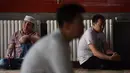 Sejumlah pria muslim mendengarkan ceramah sebelum salat Jumat pertama pada bulan Ramadan 1440 H di sebuah masjid di Beijing (10/5/2019). (AFP Photo/Greg Baker)