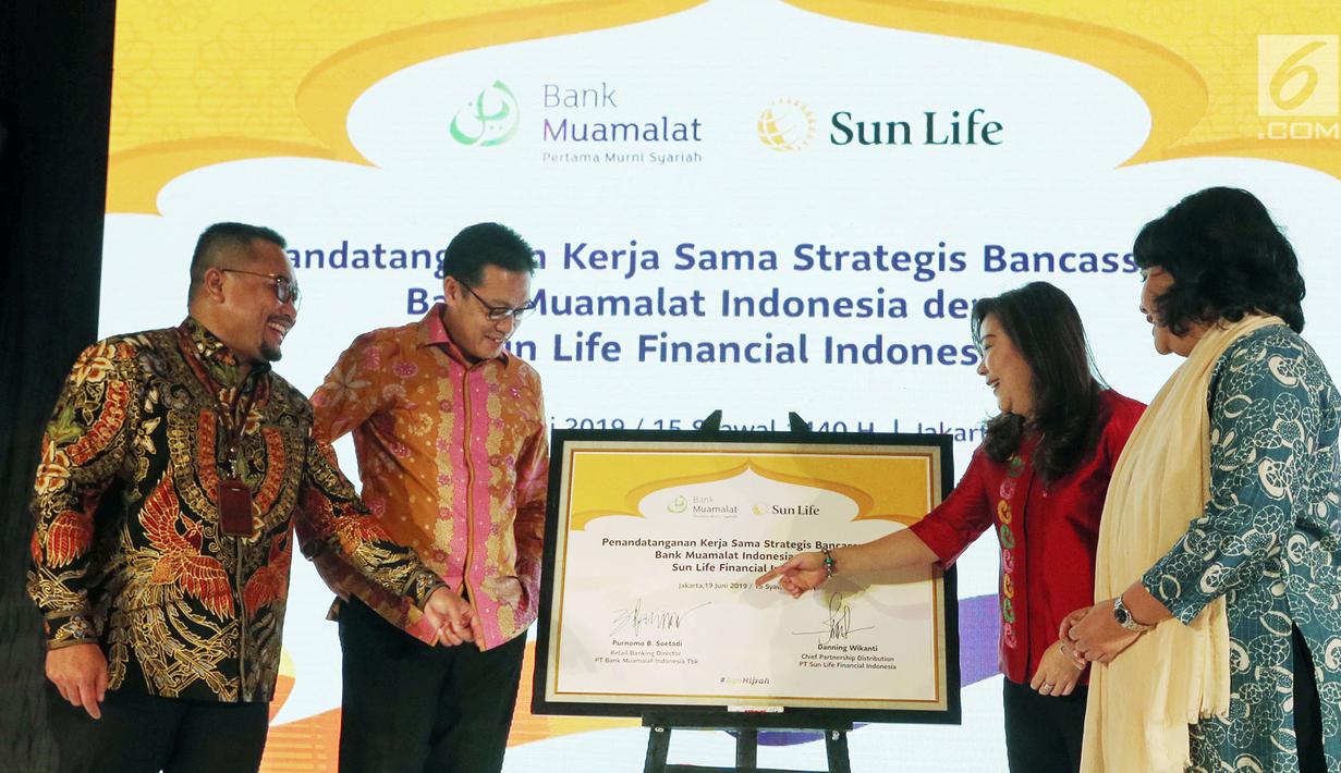 Retail Banking Director Bank Muamalat Indonesia Purnomo B. Soetadi, CEO Achmad Kusna Permana, Presdir Sun Life Financial Indonesia Elin Waty dan Chief Partnership Distribution Danning Wikanti berbincang usai penandatanganan kerja sama Bancassurance, di Jakarta, Rabu (19/6). (Liputan6.com/HO/Astro)