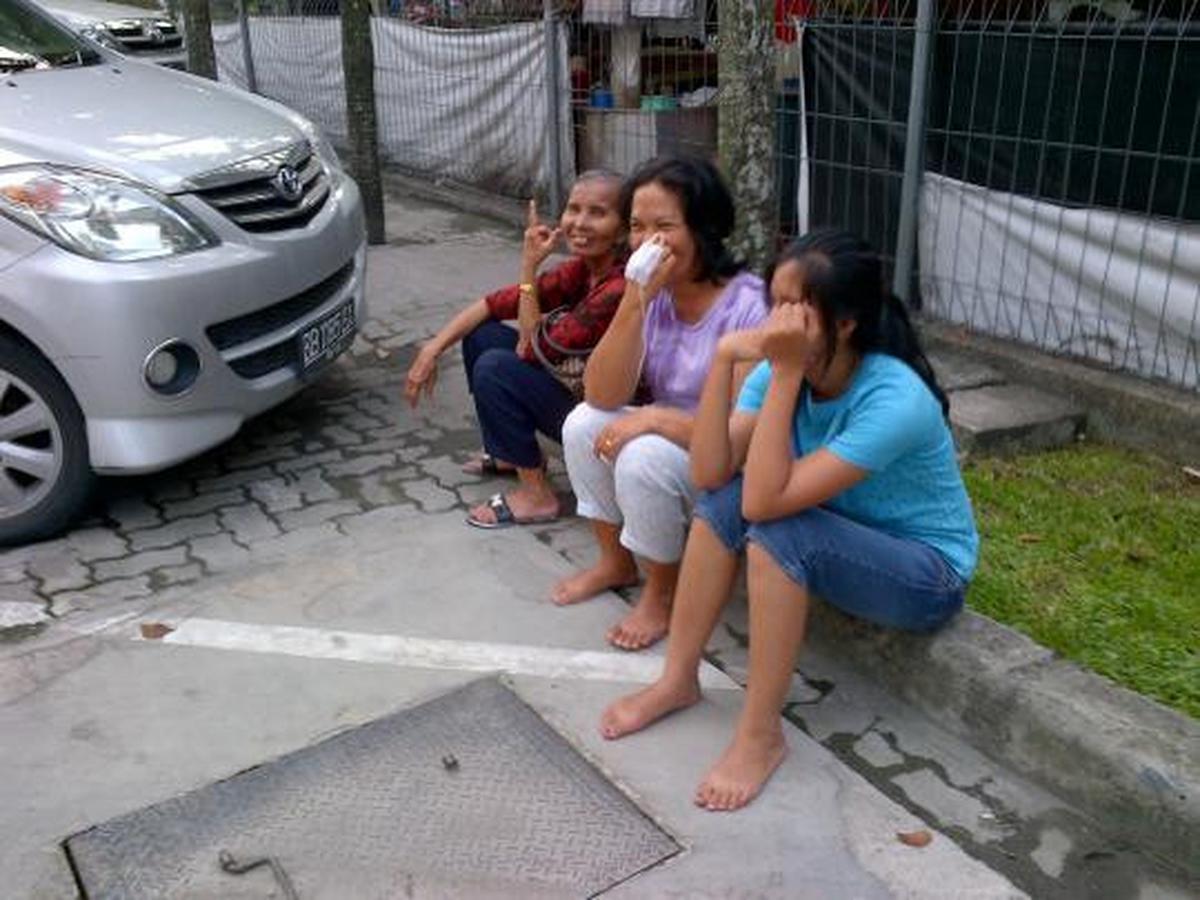 Warga Medan berhamburan keluar saat terjadi gempa