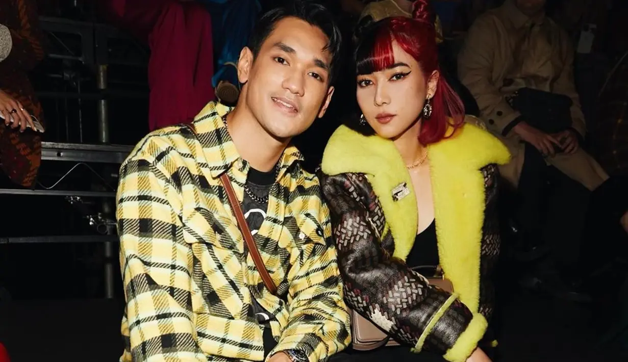 Tak sendirian, ia bersama Afgan menghadiri New York Fashion Week. Yang mencuri perhatian saat Isyana berpapasan dengan Doja Cat. Coat Isyana mendapat pujian, Isyana pun terlihat sangat senang.
(Liputan6.com/IG/@isyanasarasvati)