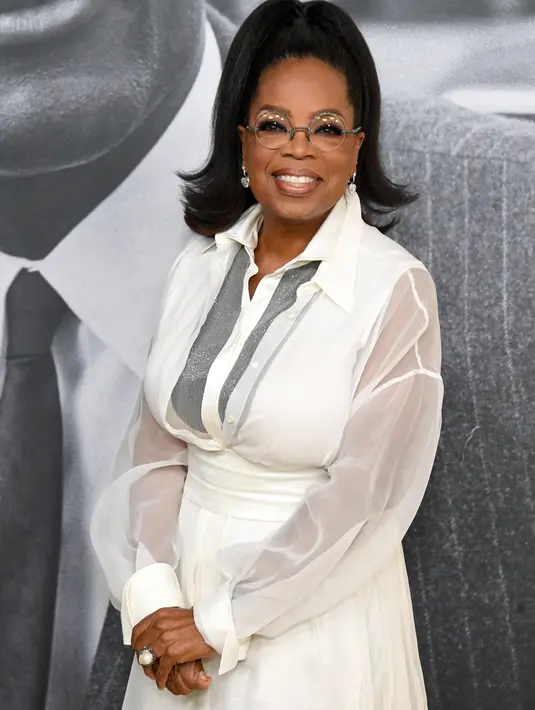 Oprah Winfrey berpose saat menghadiri pemutaran perdana film "Sidney" di Academy Museum of Motion Pictures di Los Angeles, California (21/9/2022). Ia juga mengenakan anting-anting menjuntai yang mempesona untuk acara malam itu. (Jon Kopaloff/Getty Images/AFP)