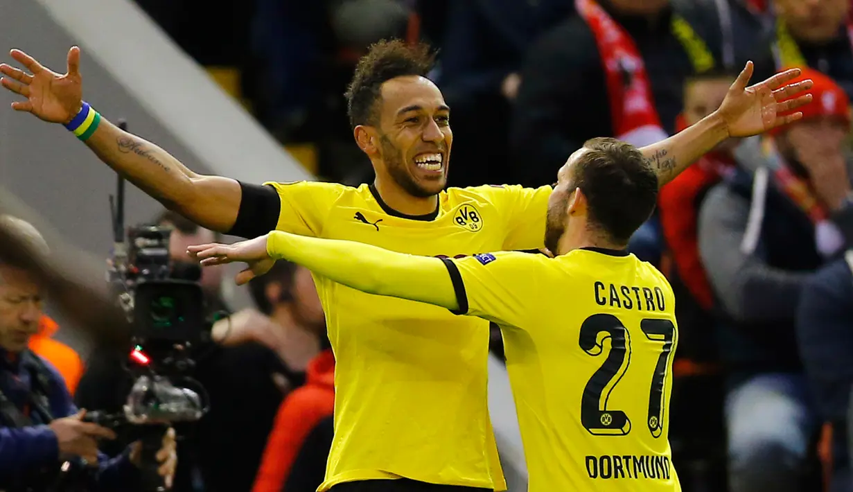 Penyerang Dortmund, Pierre-Emerick Aubameyang melakukan selebrasi usai mencetak gol kegawang Liverpool di leg kedua Liga Europa di stadion Anfield, Inggris, (15/4). Liverpool menang dramatis atas Dortmund dengan skor 4-3. (Reuters/Darren Staples)