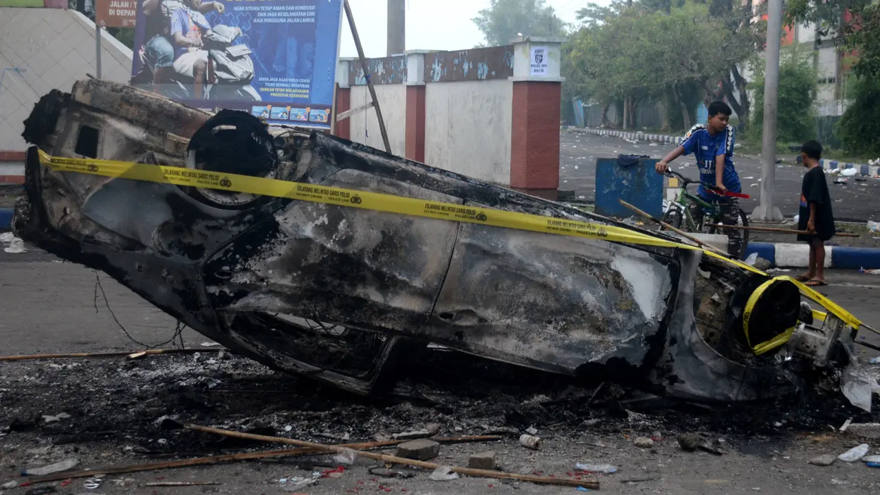 Potret Derby Jatim yang Berakhir Tragedi