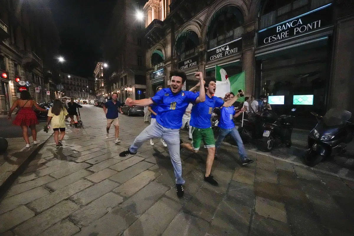 FOTO: Euforia Suporter Usai Italia Juara Euro 2020