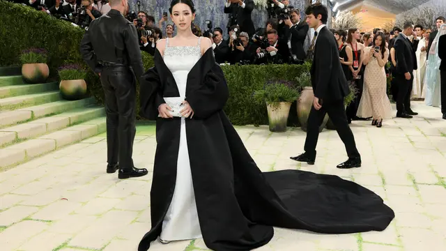 Karina aespa di Met Gala 2026. (Mike Coppola / GETTY IMAGES NORTH AMERICA / Getty Images via AFP)