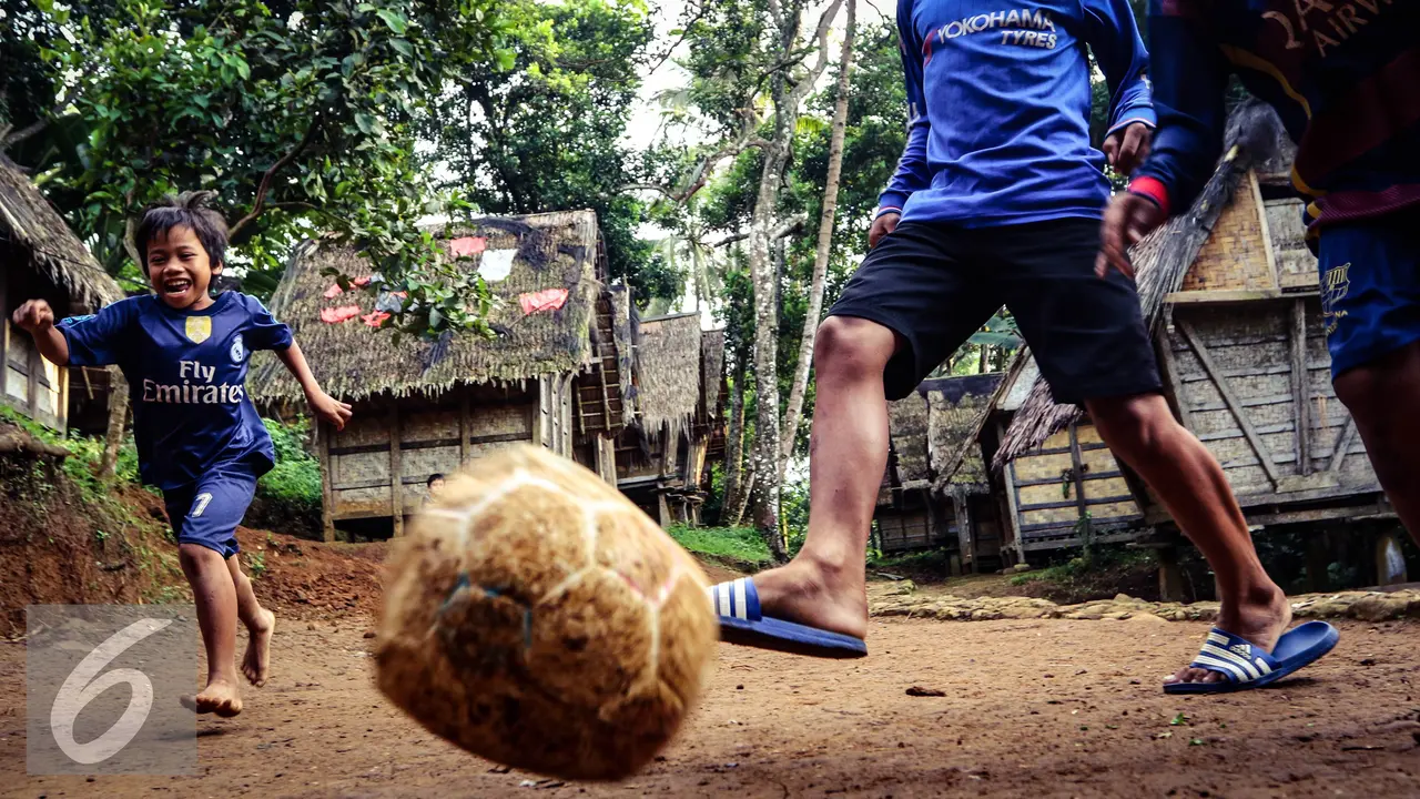 Anak-anak Baduy bermain sepak bola