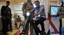 Anggota kepolisian mencoba sepeda listrik untuk kendaraan patroli yang dipamerkan di Indonesia International Smart City, Jakarta, Rabu (17/7/2019). Pameran ini digelar oleh PT Napindo Media Ashatama bekerjasama dengan sejumlah kementerian dan instansi terkait. (merdeka.com/Iqbal S. Nugroho)