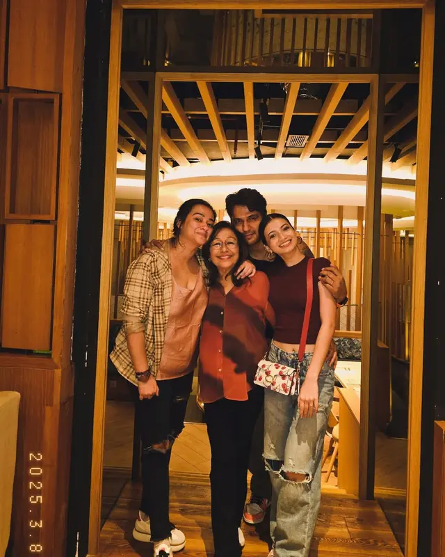 6 Potret kedekatan Ratu Sofya dan ibu Cornelio Sunny, kabar pernikahan kian santer