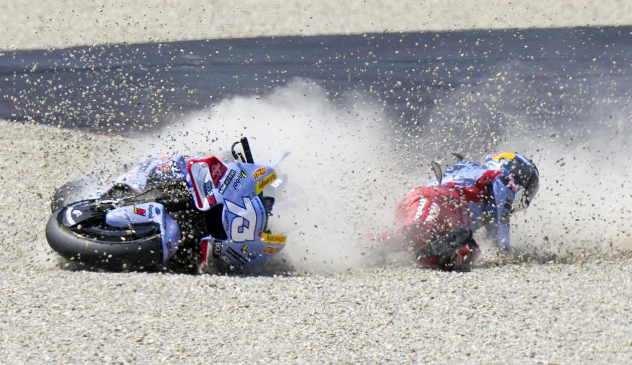 Pembalap Gresini Racing, Alex Marquez, terjatuh saat balapan MotoGP Italia di Sirkuit Mugello, Minggu (11/06/2023). Alex terjatuh di tikungan kedua ketika balapan masih menyisakan sembilan lap lagi. (AP Photo/Luca Bruno)