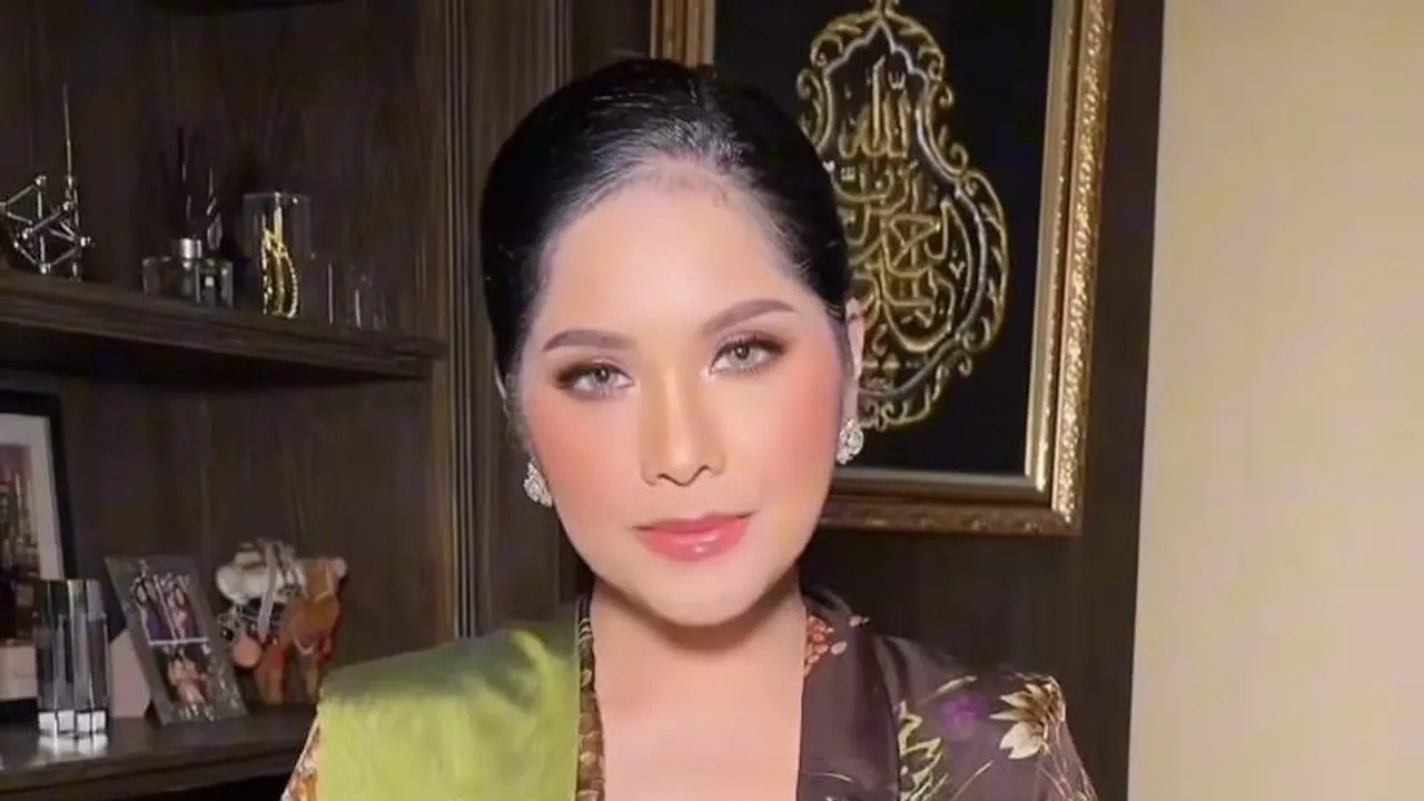 Potret Tampilan Annisa Pohan Hadiri HUT Bhayangkara ke-79, Anggun Berkebaya Floral