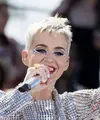 Penyanyi fenomenal seperti Katy Perry memang diketahui memiliki penggemar yang cukup banyak. Tak hanya di dunia nyata, penggemarnya pun juga banyak terlihat dalam dunia maya. (AFP/Bintang.com)