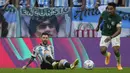 Usai gol keduanya dianulir oleh wasit, performa Messi pun menurun. Ia sesekali terlihat kalah duel dengan pemain Arab Saudi. (AP Photo/Jorge Saenz)