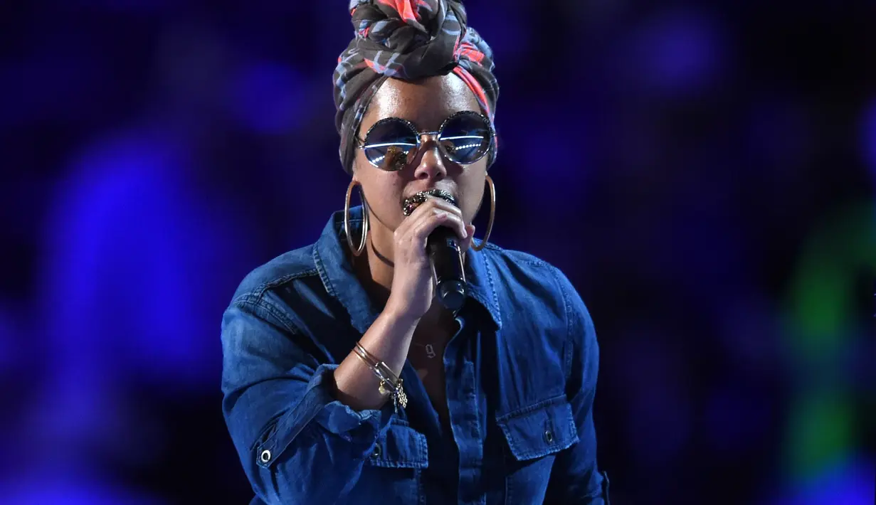 Menggunakan make up nampaknya sudah menjadi kebiasaan kaum wanita, terlebih para selebriti yang selalu tampil di muka umum. Hal ini sepertinya tak berlaku untuk penyanyi cantik Alicia Keys. (AFP/Bintang.com)