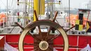 Roda kemudi KRI Bima Suci yang bersandar di Pelabuhan Tanjung Priok, Jakarta Utara, Kamis (16/11). KRI Bima Suci merupakan kapal layar latih bagi taruna pengganti kapal legendaris KRI Dewaruci yang sudah beroperasi sejak 1953. (Liputan6.com/Angga Yuniar)