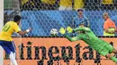 Aksi Neymar saat memperdaya penjaga gawang Kroasia, Stipe Pletikosa, di laga perdana Piala Dunia 2014 yang berlangsung di Corinthians Arena, Sao Paulo, (13/6/2014). (AFP PHOTO/Fabrice Cofrini)