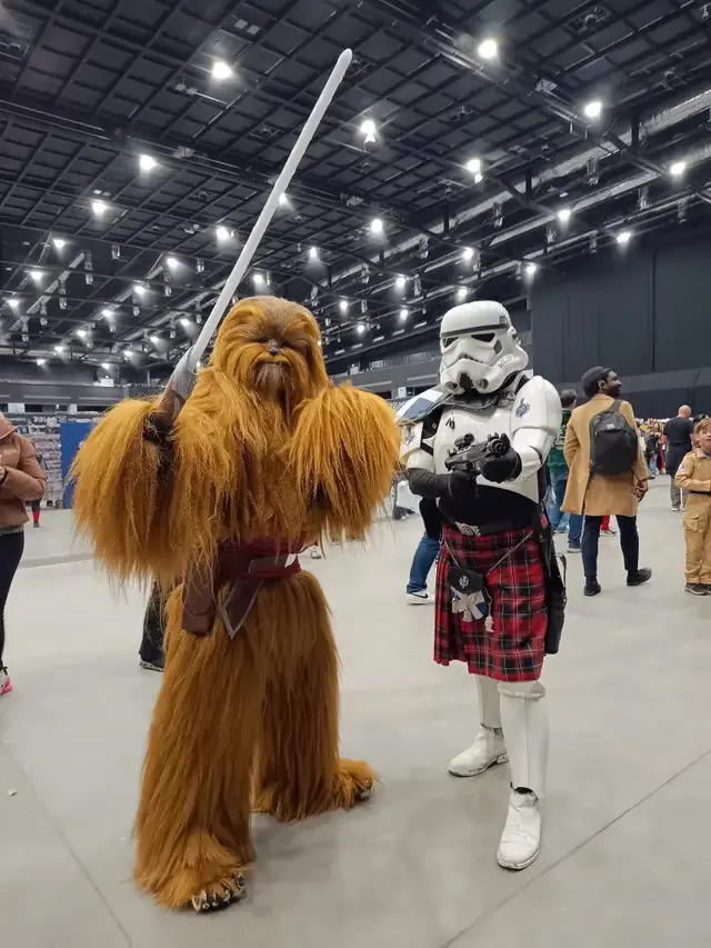 Pria bersenjata dengan kostum Star Wars edang berada di kereta untuk menghadiri konvensi di Dundee, Skotlandia ketika polisi datang. (Facebook/Grampian Stormtrooper)
