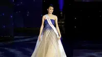 Miss Indonesia, Natasha Mannuela berjalan di atas panggung ajang kecantikan Miss World 2016 di Oxen Hill, Maryland, Minggu (18/12). Indonesia yang diwakili Natasha Mannuela berhasil menjadi runner up 2 di ajang Miss World 2016. (REUTERS/Joshua Roberts)