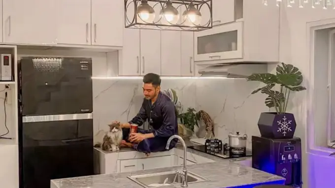 9 Potret Dapur Rumah Robby Purba yang Artistik dan Rapi, Buat Nyaman Saat Masak