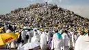 Ribuan umat muslim berkumpul di Bukit Jabal Rahmah saat mereka tiba di Arafah untuk menjalani wukuf di luar kota suci Mekah, Arab Saudi (30/8).  Bukit Jabal Rahma dikenal sebagai bukit kasih sayang. (AFP Photo / Ahmad Al-Rubaye)