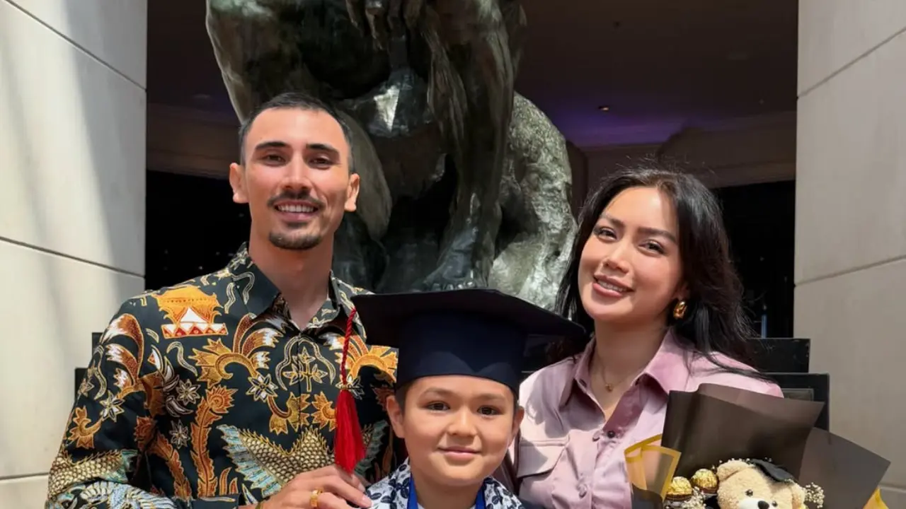 Jessica Iskandar saat Hadir di Wisuda El Barack yang Telah Lulus SD