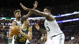 Pemain Utah Jazz, Raul Neto (25)  dihadang para pemain Boston Celtics pada lanjutan NBA di TD Garden. Boston Celtics menang 115-104.  (Reuters/Greg M. Cooper-USA TODAY Sports)