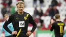 Striker Borussia Dortmund, Erling Haaland, tampak kecewa usai ditaklukkan Augsburg pada laga Bundesliga, Minggu (27/9/2020). Augsburg menang dengan skor 2-0. (Matthias Balk/dpa via AP)