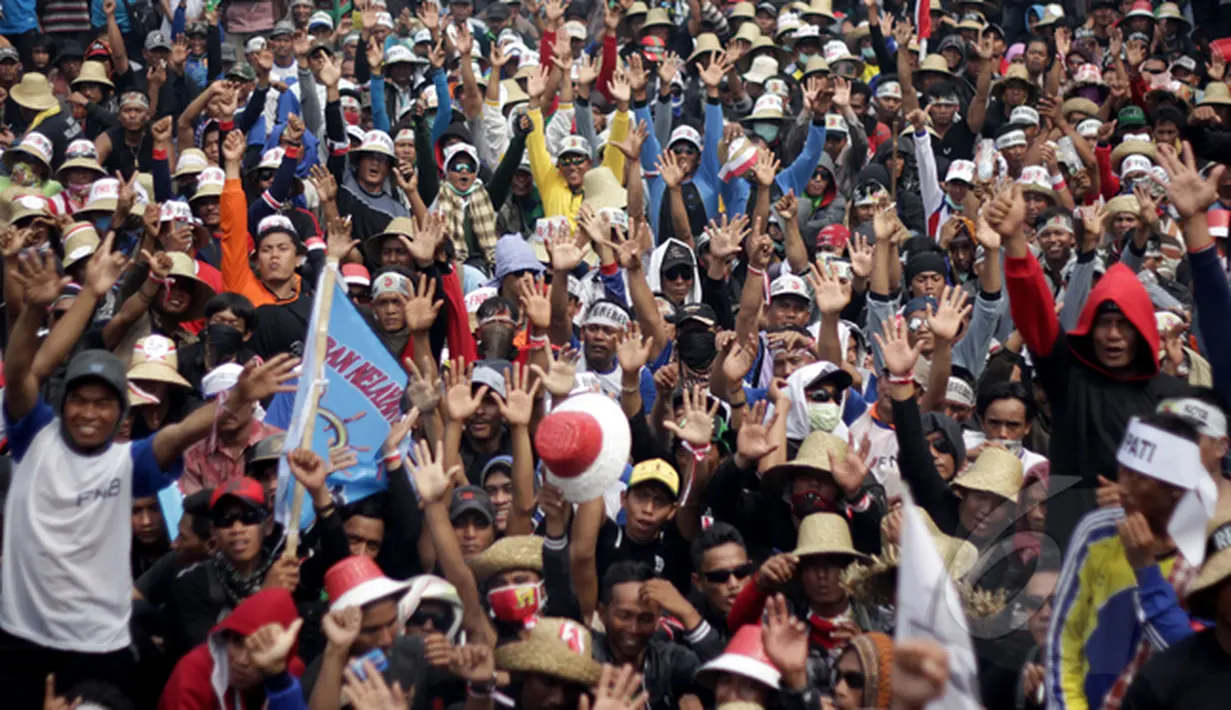 Suasana aksi unjuk rasa massa dari Front Nelayan Bersatu di depan kantor Kementerian Kelautan dan Perikanan (KKP), Jakarta, Kamis (26/2/2015). (Liputan6.com/Faizal Fanani)