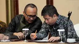 Presdir PT Jakarta Propertindo, Satya Heraghandi (kiri) saat jumpa pers terkait kerjasama dengan ES Global untuk renovasi Stadion Balap Sepeda Velodrome Rawamangun di Jakarta, Rabu (25/5/2016). (Liputan6.com/Helmi Fithriansyah)