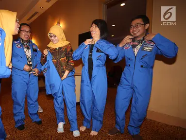 Lima guru Indonesia mengenakan flight suit sebelum sesi foto di Jakarta, (29/6). Mereka kembali dari program tahunan Honeywell Educators at Space Academy (HESA) di U.S Space & Rocket Center (USSRC) selama 5 hari di Amerika. (Liputan6.com/Fery Pradolo)