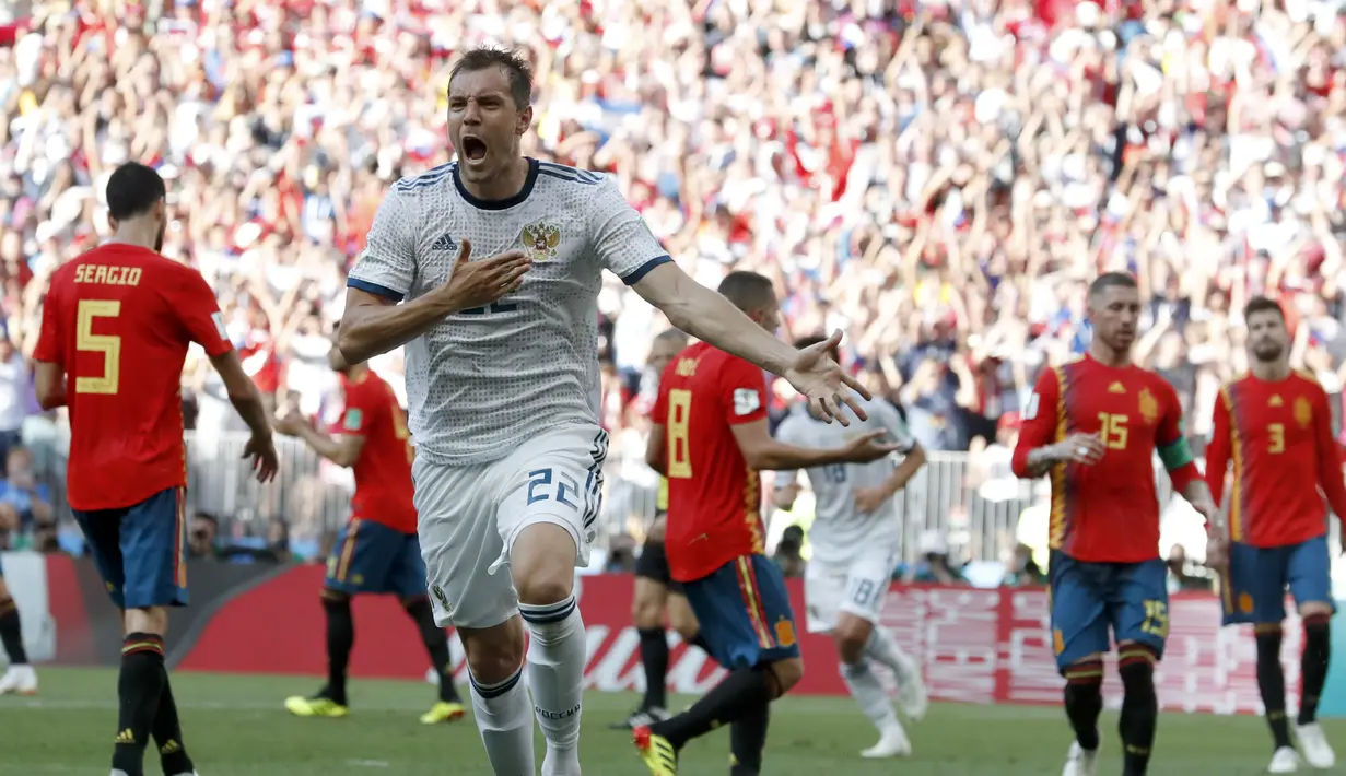 Para pemain Spanyol merayakan gol ke gawang Rusia pada laga 16 besar di Luzhniki Stadium, Moskow, Rusia, (1/7/2018). Rusia dan Spanyol bermain imbang 1-1. (AP/Vincent Michel)