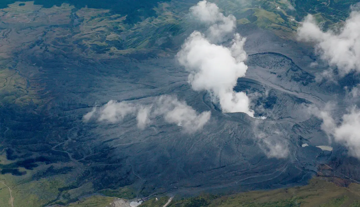 Penampakan kawah Gunung berapi Aso yang mengeluarkan asap dan debu ketika mengalami erupsi di Prefektur Kumamoto, Sabtu (8/10). Pihak otoritas berwenang memperingatkan agar masyarakat tidak mendekati gunung berapi tersebut pascaerupsi. (Kyodo/via REUTERS)