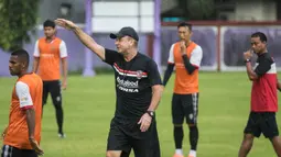 Pelatih Bali United, Hans Peter Schaller, memimpin latihan anak asuhnya jelang laga Piala Presiden 2017 melawan Barito Putera di Lapangan Banteng, Bali, Kamis (16/2/2017). (Bola.com/Vitalis Yogi Trisna)