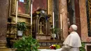 Paus Francis berdoa di St. Marcello al Corso, Roma, Italia, Minggu (15/3/2020). Paus berdoa di depan salib yang pernah dibawa melewati jalan-jalan Roma ketika wabah menimpa kota tersebut pada tahun 1522. (Vatican News via AP)