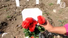 Warga meletakan bunga saat ziarah makam menyambut bulan Ramadan 1442 H di Tempat Pemakaman Umum (TPU) khusus covid-19 di Srengseng sawah 2, Jakarta Selatan, Jumat (09/04/2021). Tradisi ziarah makam dalam menyambut bulan Ramadhan setiap tahun dilakukan oleh umat Islam. (merdeka.com/Arie Basuki)