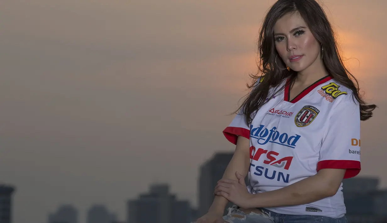 Andini Nurmalasari presenter yang biasa membawakan acara Liga 1 Indonesia 2017 ini menyatakan bahwa dia tidak mempunyai klub favorit di Liga Indonesia. Baginya sudah cukup apabila laga bisa berlangsung dengan aman dan tertib. (Bola.com/Peksi Cahyo)