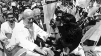 Foto arsip 12 Oktober 1989 ini menunjukkan saat Paus Yohanes Paulus II mengunjungi Dili, Timor Timur (saat itu).(Dok.AP/Bullit Marquez)