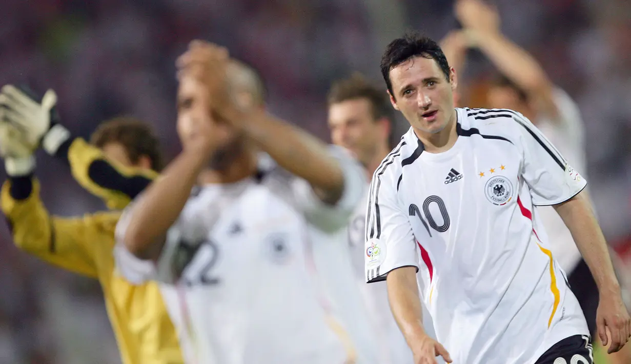 Oliver Neuville berusia 35 tahun, 1 bulan, dan 16 hari ketika melawan Timnas Austria pada Euro 2008. Sebelum gantung sepatu di tahun 2011, penyerang Jerman ini telah mencatat 69 kali pertandingan dengan torehan gol sebanyak 10 kali. (Foto: AFP/Nicolas Asfouri)